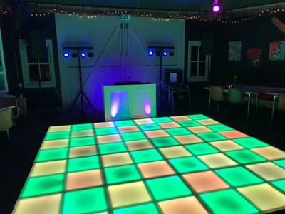 DJ met LED verlichte Dansvloer
